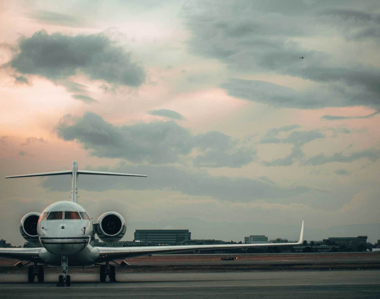 Connecting private flights with luxury travelers